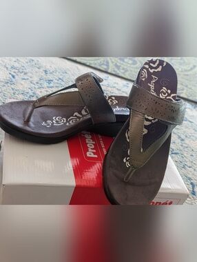 Propét Women's Wynzie Gray/ Silver Sandals